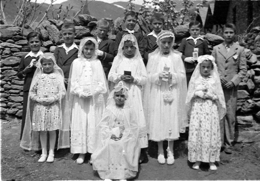 Dia de comunió. Darrera: Pepe de Casa Toia, Pepe de Casa Manaut, Jaume de Casa Badia, Joan de Casa Monet, Joan de Casa Manaut, Josep Costa d'Esterri i Ventura de Casa Bruna. Davant: Maria de Casa Manaut, Angeleta de Casa Toia, Victòria de Casa Felip, Maria de Casa Monet, Rosario de Casa Badia i Conxita de Casa Truat. 