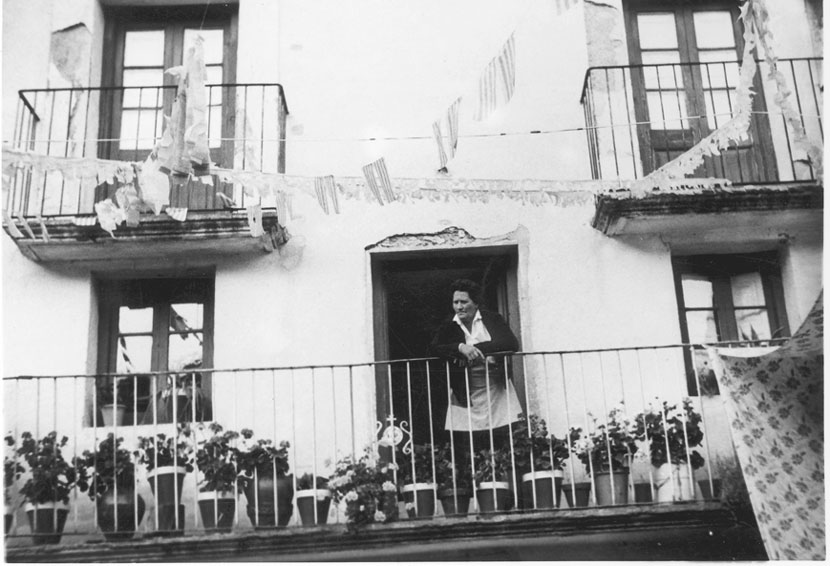 Casa Mossèn Joan. A mà dreta un troç de l'envelat, per la festa major.