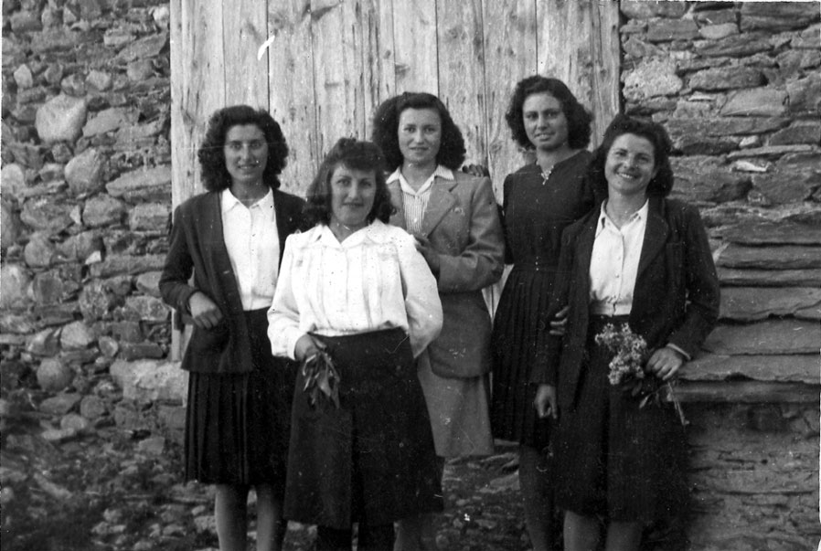 Grup de noies de Burgo. Rosario de Casa Rosa, Pilar de Casa Poblador, Palmira de Casa Pruan, Celestina i Maria de Casa El Rei de Berrós.