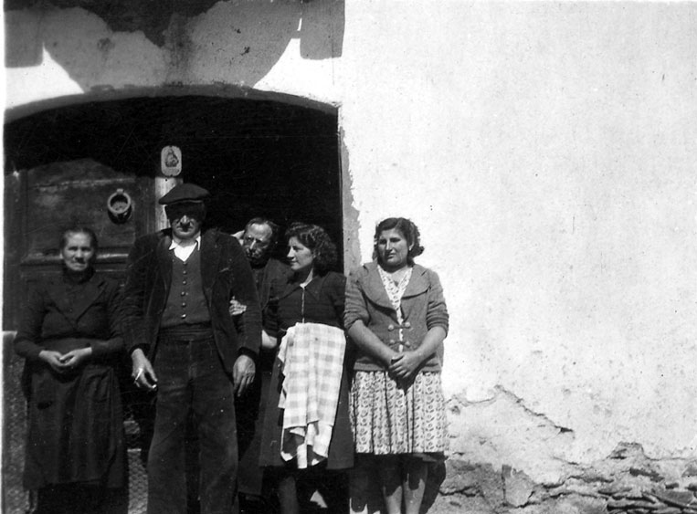 Família Picolo d'Aurós. Al centre, amb ulleres, mossèn Dot Campi de Casa Corbera d'Esterri.