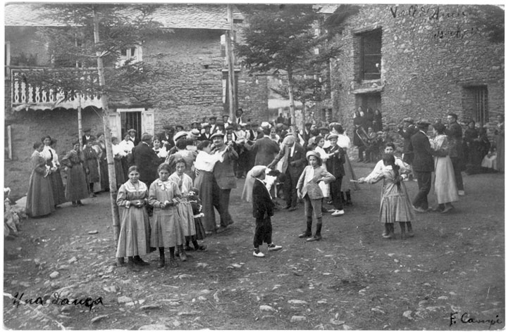 Ball a la plaça d'Isavarre, festa major de Sant Llorenç-