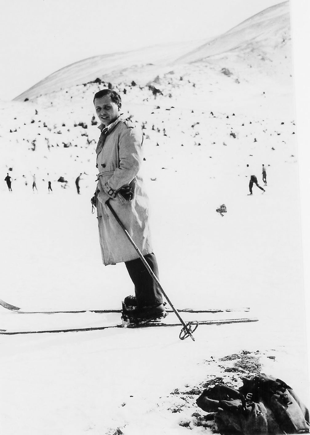 Eduard Mulà Estevan esquiant amb gabardina a la Molina.