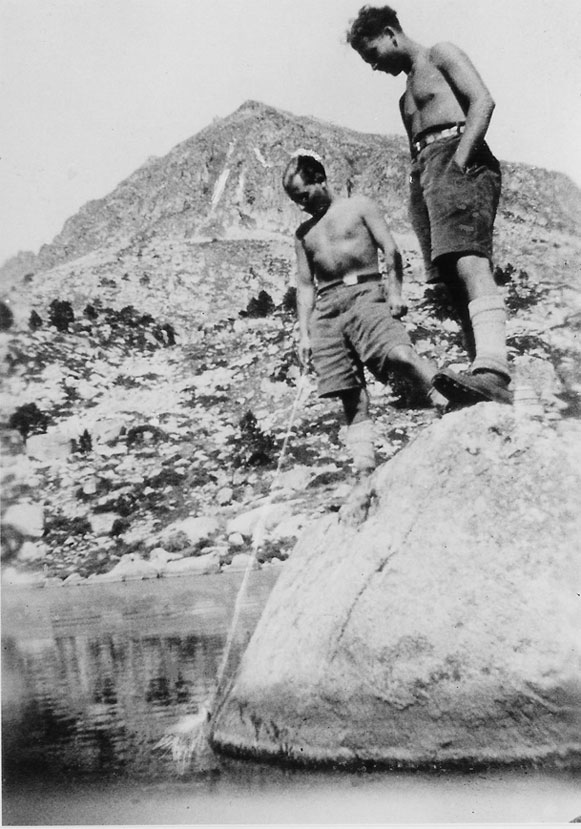 Eduard Mulà Estevan amb un excursionista Suec, al llac dels Pessons.