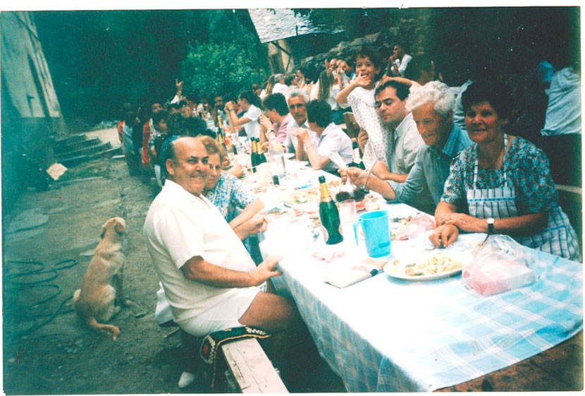 Dinar de festa major, en primer terme: la família Felip, Rosario i Esteve.