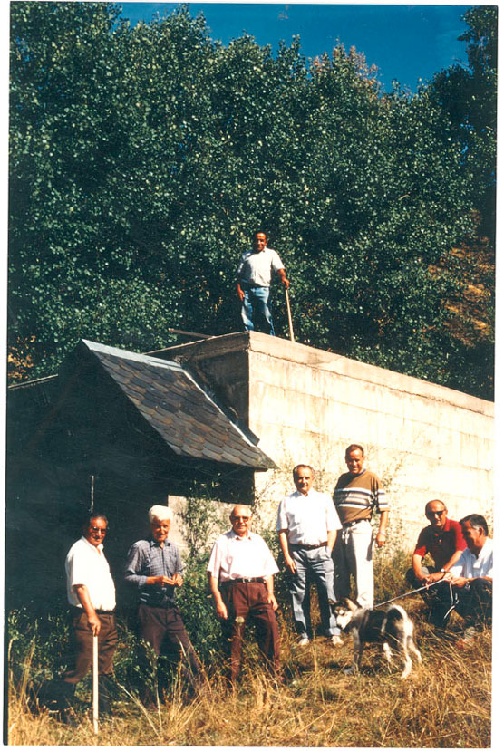 Els homes de Gavàs al dipòsit d'aigua. D'esq. a dreta: Eduard de Rafel, Esteve de Felip, Enrique de Saldoni, Marcel·li de Rafel, Joan de Manaut, Pepe de Saldoni i Jordi Queralt.