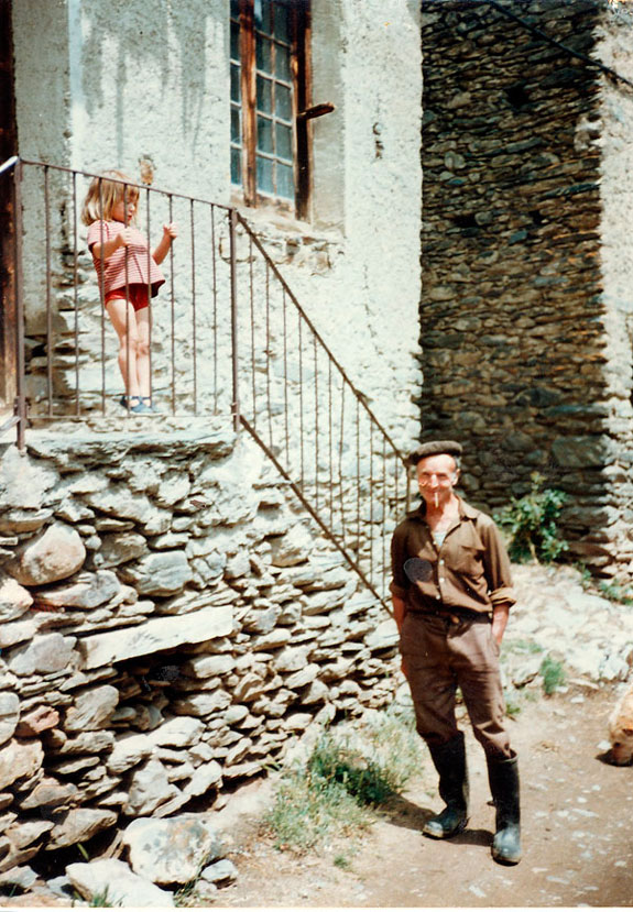 Miquel Sanquirgo Bernet de casa Felip davant de l'escola.