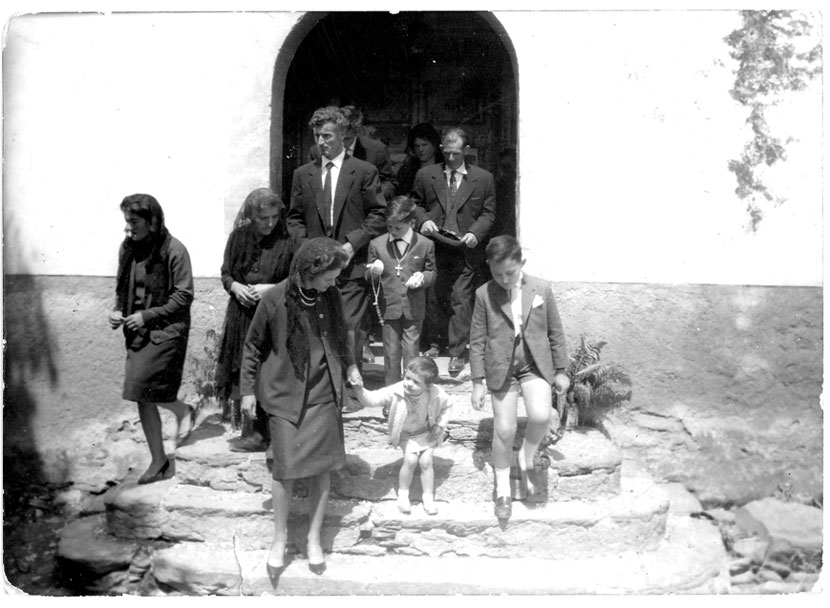 Sortida de la missa de la 1ª comunió de Jaume Pedrico Sentenach de casa Badia, i Jose Antonio Sanquirgo Marrot al costat del seu pare Esteve. A primera fila Palmira i el nen Josep de Bruna.