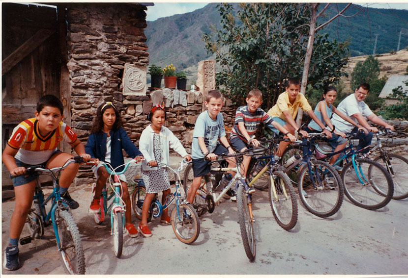 Jovent de Gavàs a l'estiu. Raimon de Saldoni, dues nenes Saharauis, Oscar, Raul i Daniel de casa Badia, Natalia de casa Felip i Carles de Saldoni.