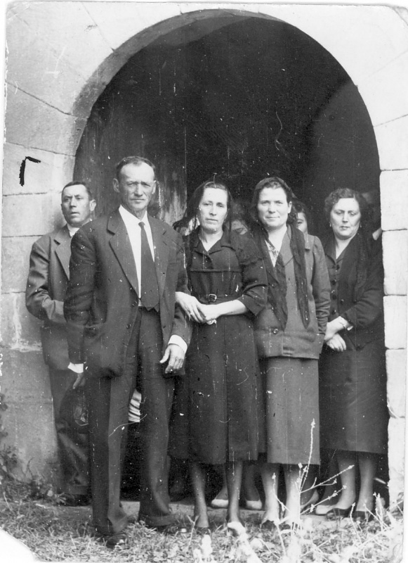 <p>Boda de Lolita i Isabel, d'esq a dreta: LLorenç Constansa, Domingo Fernandez, Dolors Constansa, Tieta, Dona de Carlos de Isavarre..</p>