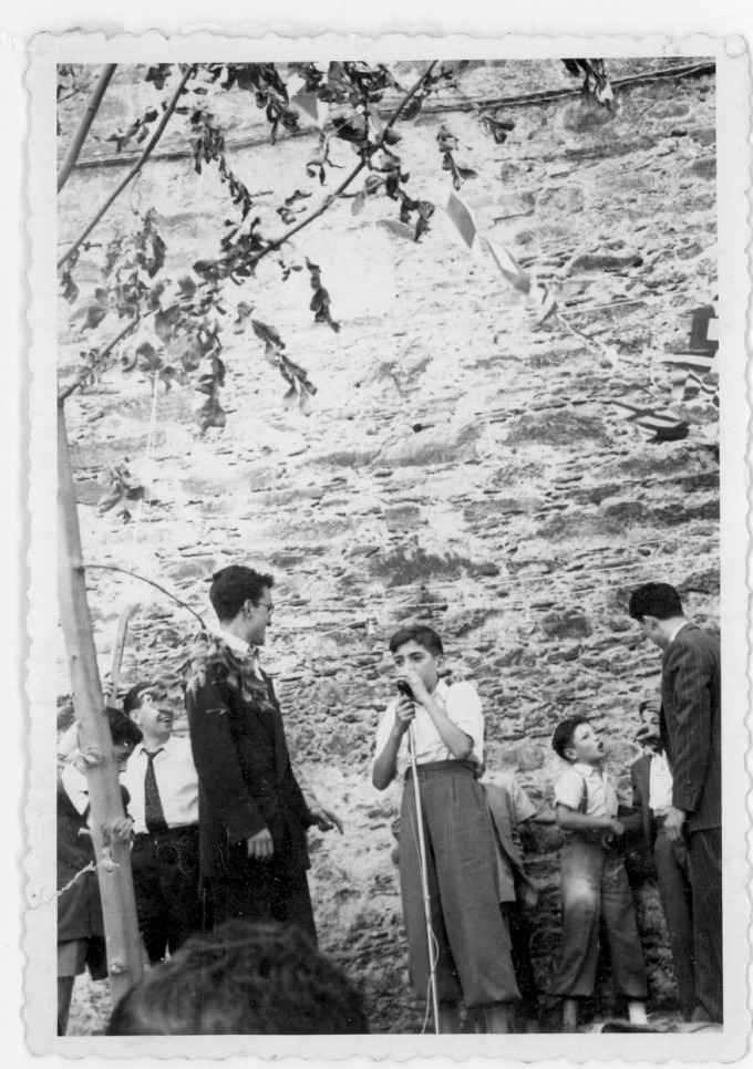 Fadrins per la festa major, Jaume Nat, Jordi Bardella, Beni i Jaume de Gonoi cantant, entre d'altres.