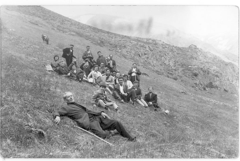 Descansant a Sant Beado, en primer terme Mossèn Andreu.