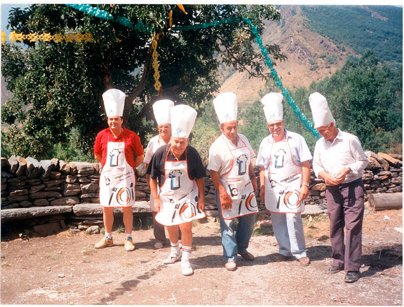 Preparant el dinar de la festa major: Angel Bosch de casa Felip, Eduardo de Rafel, Angel, Jordi Queralt, Manolo Orteu de Moret i Esteve de Felip.