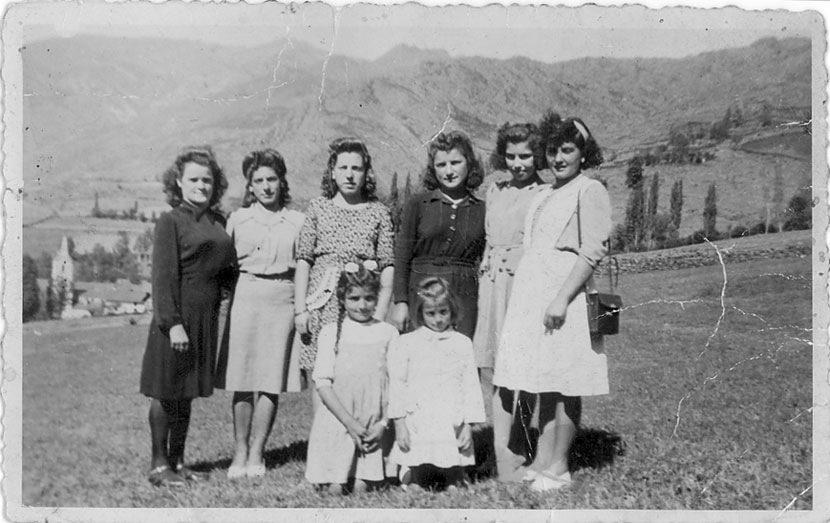 Jovent de Gavàs. Maria de Felip, Antonia de Rafel, ?, Leonor de Felip, Angeleta de Toia, Generosa de Rafel, i al davant Elvira de Rafel, i ?.