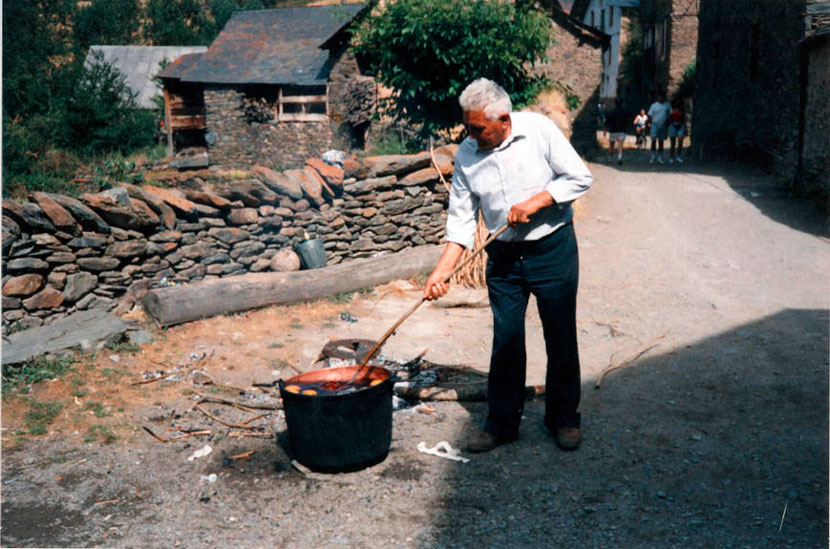 Preparant el vi cremat per la festa major (Ramon Pedrico).