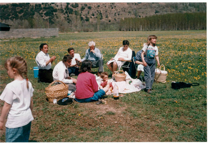 Menjant a Santa Maria: família Felip, David Marzo, Carolina Rohmer, les seves filles, Jordi i Cisquet Queralt.