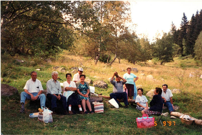 Els de Gavàs van d'excursió al prat. Savalló, Esteve de Felip, Palmira de Bruna, Rosario de Felip, Eduardo de Rafel, Ramon i Rosari de Badia, Maria Dolors i Pepe de Toia i Antonia de Rafel.