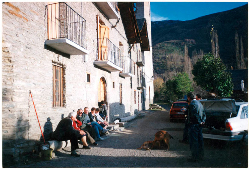 Prenent el sol a la Plaça. Ramon, ?, Eduardo, Jaume, Rosario i Palmira.