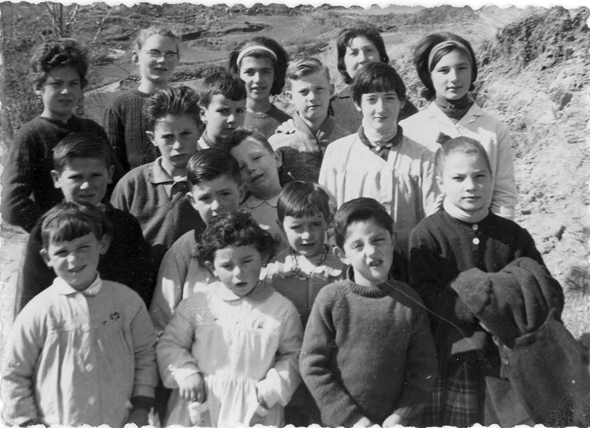 Alumnes de Gavàs i Cerbi. Al darrera: Nuri i Pepita de Saldoni, Josep Ramon i M. Mercè de Rafel, Fernando del Batlle, La senyoreta de Cerbi, Gemeno del Batlle. 2a fila: Jose Antonio de Felip, Jaume de Badia, ?, Palmira d'Andreuat. A baix: Imma de Felip, Manolo de Monet, Nati de Coie, Roser de Badia, Ramon de Saldoni i Lolita del Batlle.