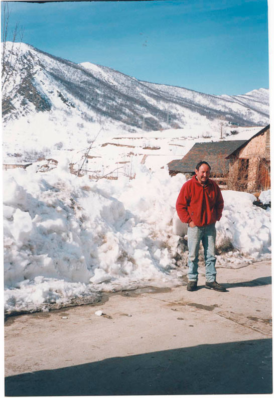 Un munt de neu a a la plaça. Josep Bringué de casa Bruna.