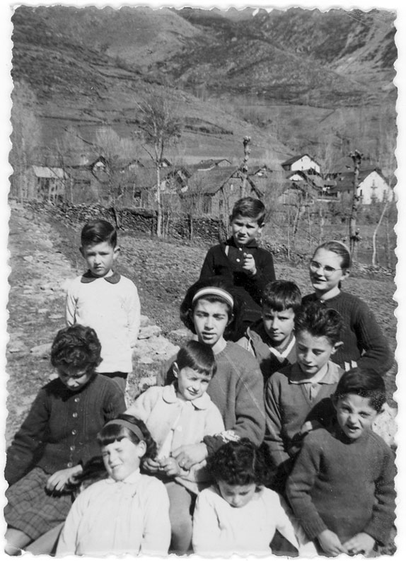 Els alumnes de l'escola davant del poble: Imma, Antonio de Felip, Roser i Jaume de Badia, mercè de Rafel, Monolo de Manaut, Juan Ramon, Nuri i Pepe de Saldoni i Joan Ramon de Rafel.