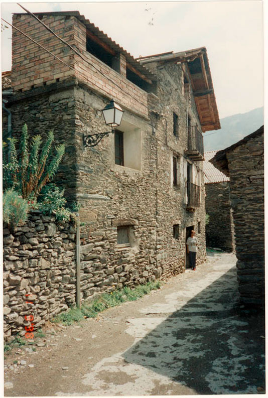 El carrer i Casa Toia abans.