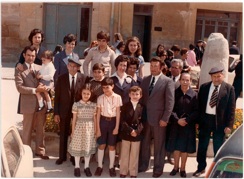 La família al complert: Els pares: Josep Bringué Vilanova, Angela Pujol Sanquirgo. Els fills: Angeleta, Josep, Júlia, i M. Teresa. Gendres i nora: Ramon Sabarich, Juan Ariño i M. Dolors Espuny. Els nets: Marta, Ramon, Juan, Josep, Xavier, Ana M., i Jordi. El consogre i Ramon Ariño.