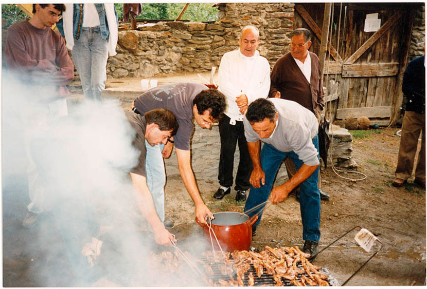 Festa major: carn a la brasa. Jordi Bringué, Jose Antonio Carrasco de casa Toia, Javier Bringué de Toia, Angel Bosch, Eduardo Serés de casa Rafel, i Jordi Queralt.