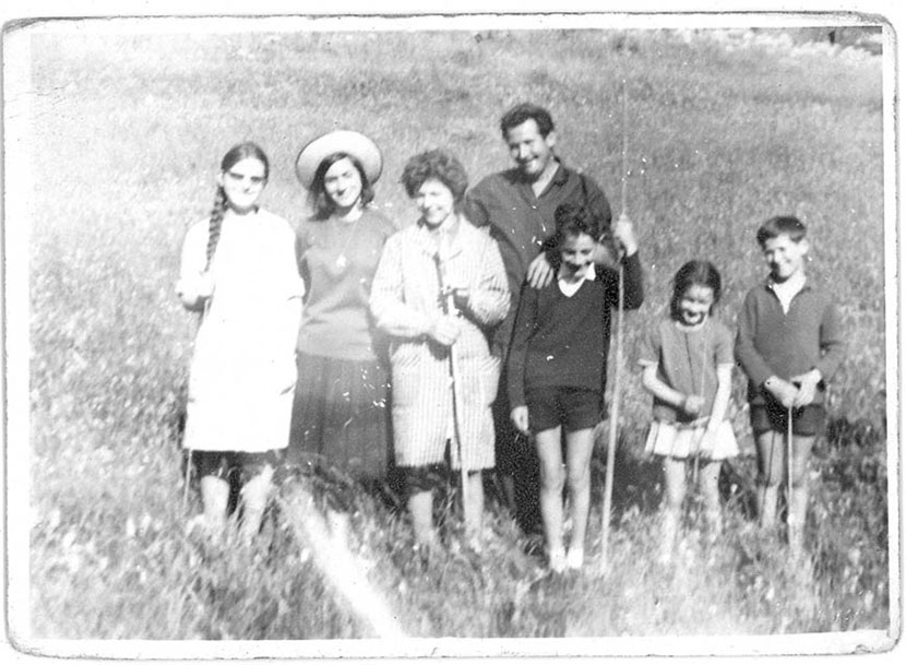 Jovent de Gavàs: Pepita de Saldoni, ?, Nuri de Saldoni, Ventura de Bruna, Jaume de Badia, Roser de Badia, i J.Antoni de Felip.