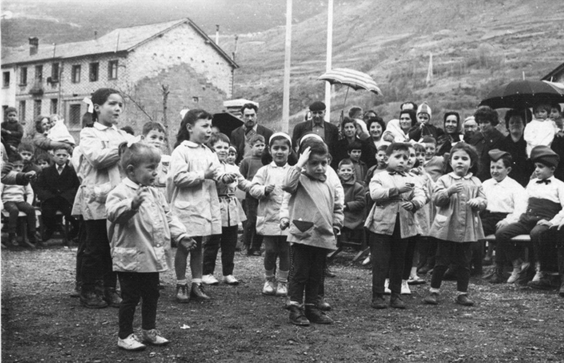 <p>Festa de l'arbre. Grup escolar, amb nena Cases, Imma Gallimó ,Carme Cases, Palmi Solé. A mà dreta de tot Xixin del veterinari.</p>