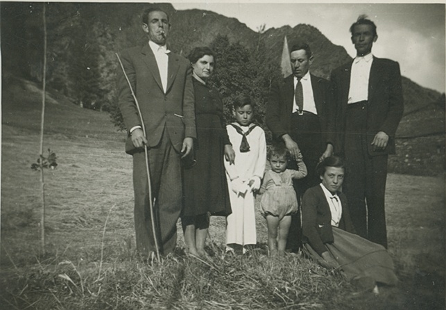 <p>Primera comunió de Llorenç Costansa d’Isavarre. D’esquerra a dreta: Andreu Cecilia, Dolores Cecilia, Llorenç Costansa, Josep Costansa (nen petit), Llorenç Costansa (pare), Francesc Costansa i Alba de casa Negret (nena asseguda al terra).</p>