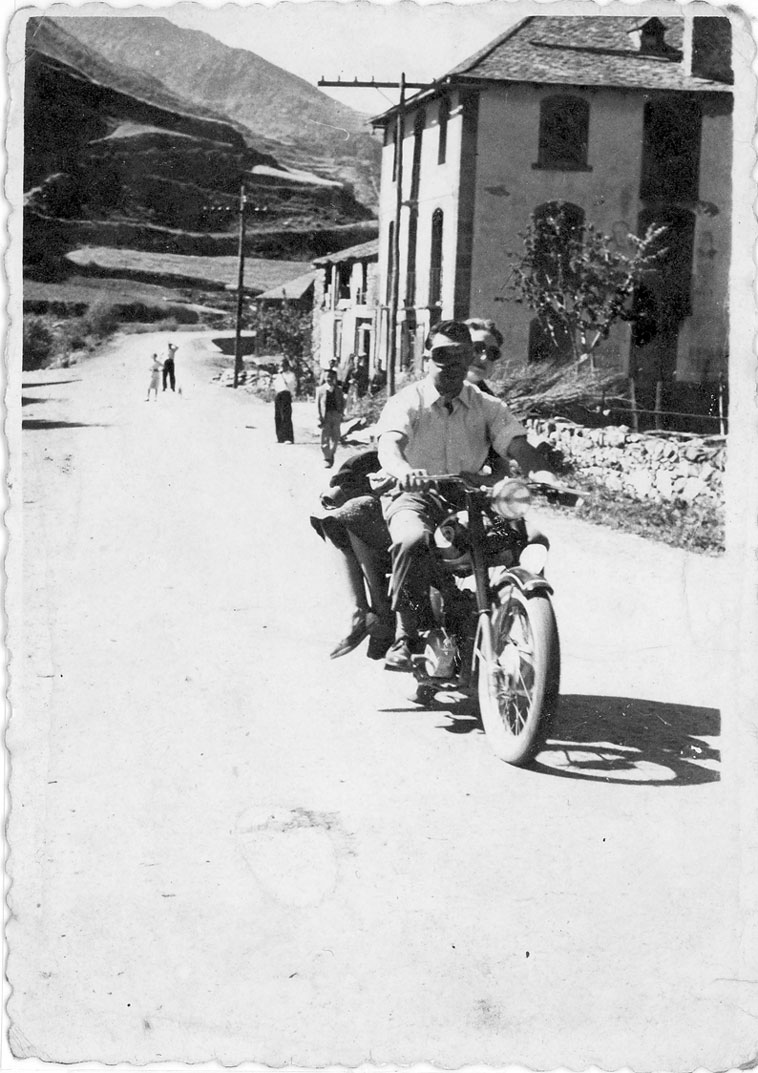 Tomeu Lladós i ? amb motocicleta.