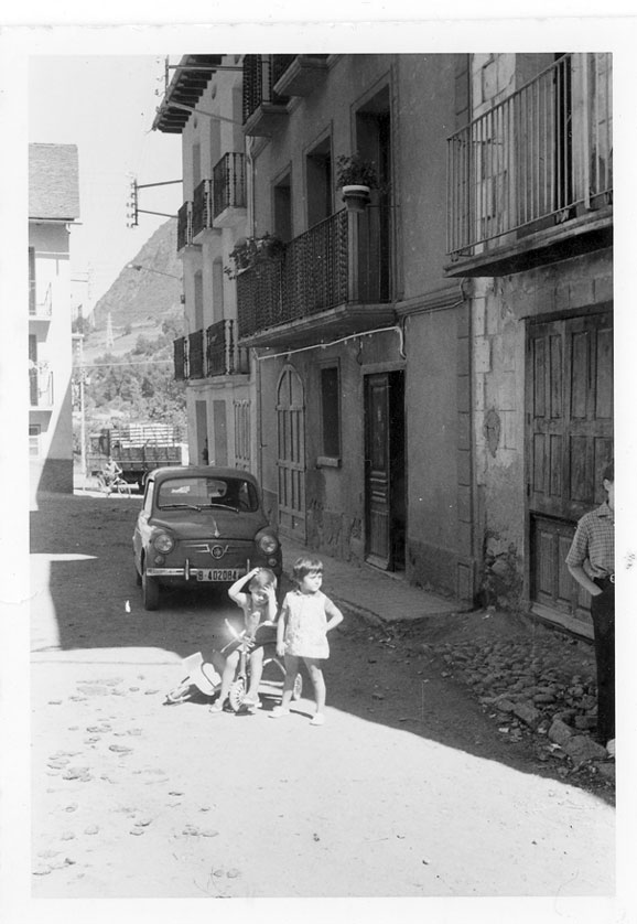 Nens jugant al carrer major d'Escaló.