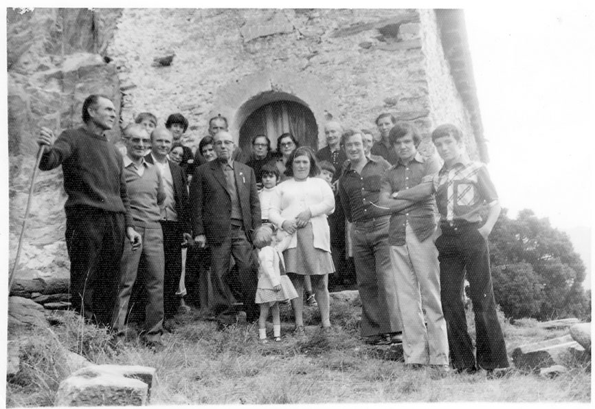 Grup de veins d'Escaló a l'ermita de la mare de Deu de la Roca.