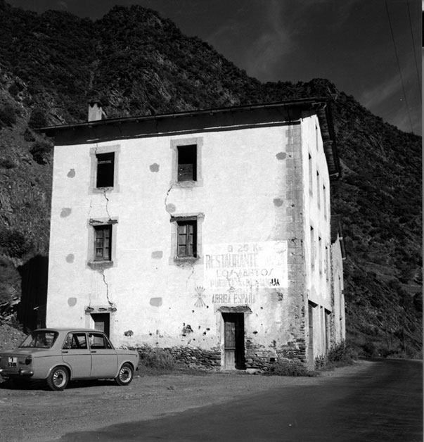 Publicitat turística incapaç d'esborrar el record de la guerra civil a la paret de l'hostal d'Aidí.