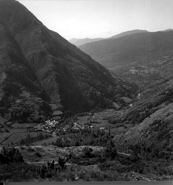 Vista general d'Isil i la vall des del camí de Moredo. Al fons el poble de Sorpe.