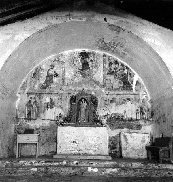 Interior de l'ermita de la mare de Déu de Biuse.