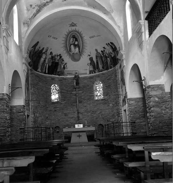 Interior de l'església parroquial de Santa Anna. Les pintures són obra de Josep Verdaguer.