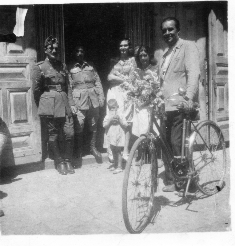 <p>Eduardo de Gallimó,  amb la bicicleta guarnida el dia de Sant Cristófol, davant de Casa Gallimó</p>