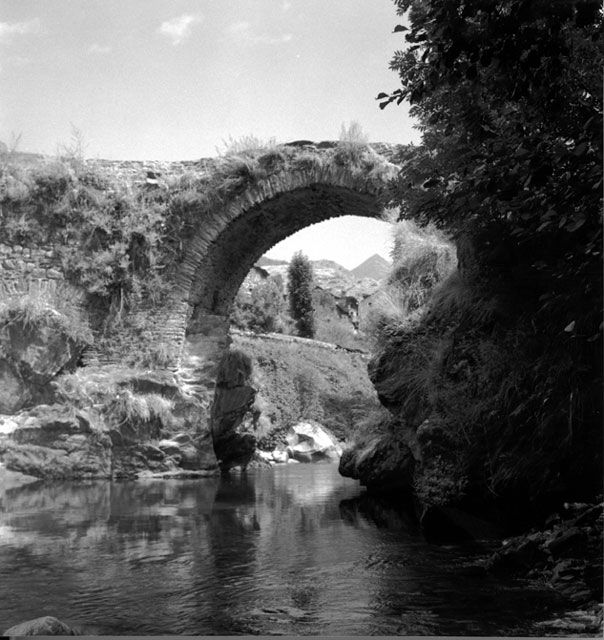 <p>Pont de pedra. Sota l'ull del pont, al fons, Alós</p>