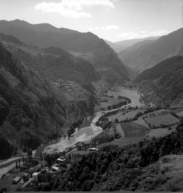 Vista general de La Guingueta, el pantà i l'entrada a la vall d'Àneu des de les alçades de Jou.