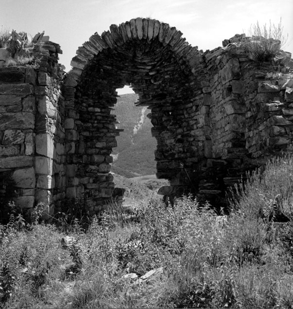 Restes de l'església de Sant Bartomeu.