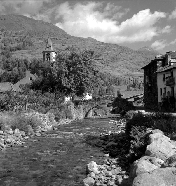 Noguera Pallaresa, el campanar de la Immaculada i el pont de pedra d'Isil.