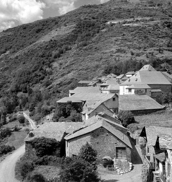 <p>Vista parcial d'Alòs des del campanar de Sant Lliser. A la dreta s'hi observa el llosat de l'antiga casa pairal del Tort.</p>