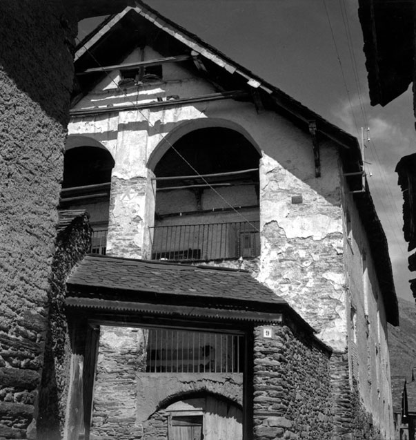 Casa Andreuet. Portal d'entrada i colomer a la part superior sota del llosat.