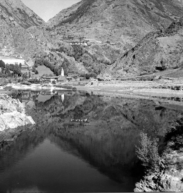 Vista general de Borén i del llac del mateix nom. El poble reflectit al llac del mateix nom. Sobre el llogarret d'Àrreu.