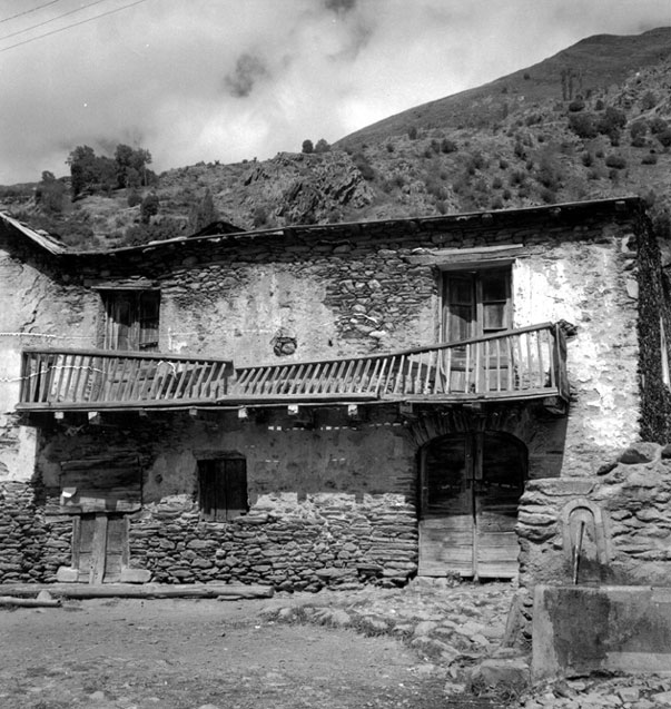 <p>Font de la plaça vora l'església parroquial de Sant Lliser. Al costat Casa Miqueu, avui desapareguda.</p>