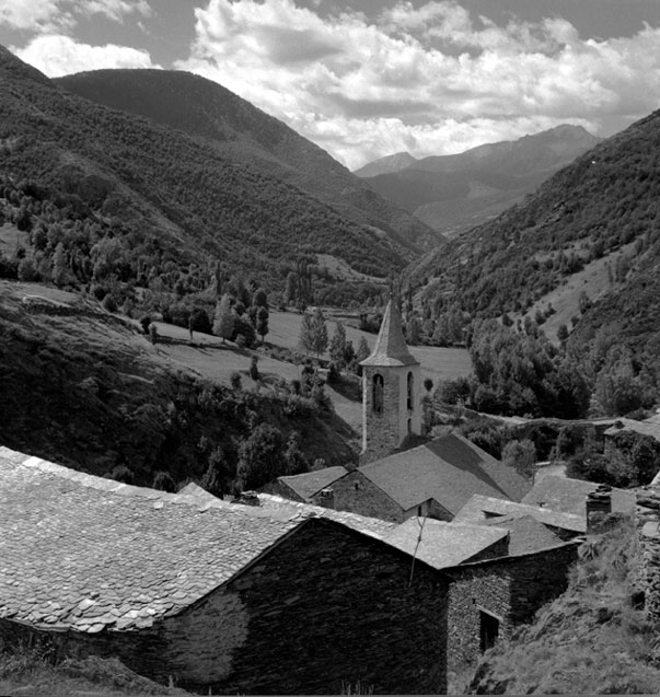 <p>Vista parcial d'Alós, el campanar de Sant Lliser i la vall.</p>