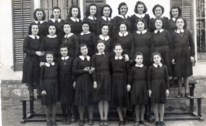 <p>Maria de Gallimó, dalt de tot, la tercera començant per la dreta, amb les companyes de l'Escola Agrícola Ménagère Santa Anna del Castell del Remei a Tàrrega, curs 1941-1942</p>