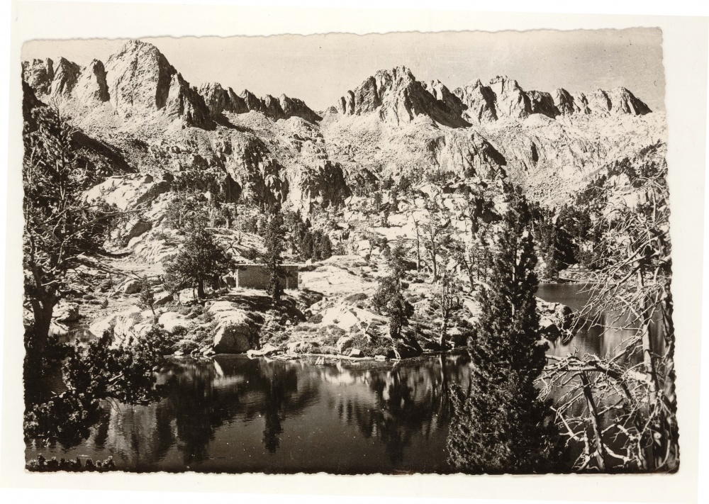 <p>Valle de Peguera, Lago Tort, Refugio José Mª Blanc y picos Saburó y Mainera</p>