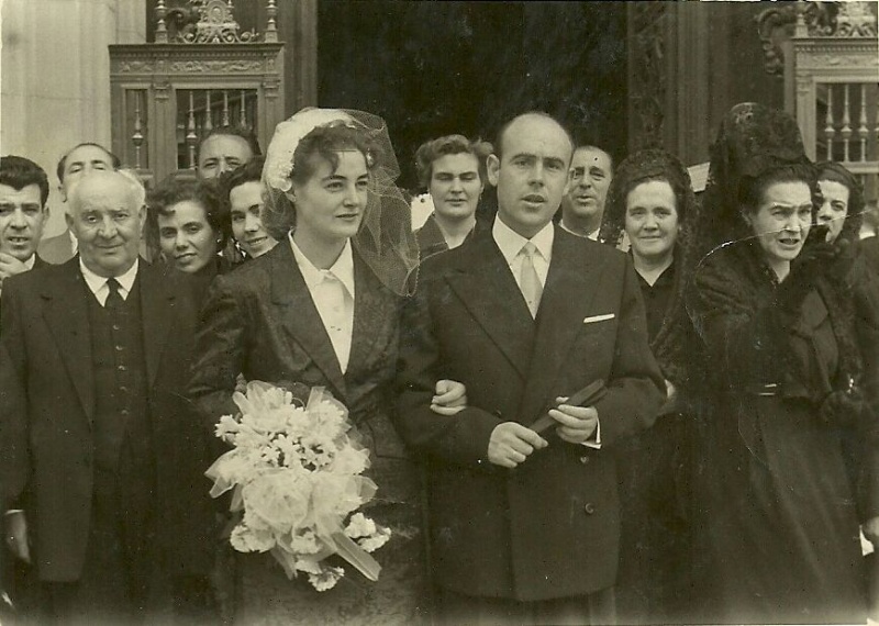 <p>Boda de Montserrat de Gallimó amb el mestre d'Olite que havia exercit la docència a Unarre , Jesús Tavernero.  A la dreta Concepció la matriarca de la casa , i al darrera entre els nuvis Maria.</p>